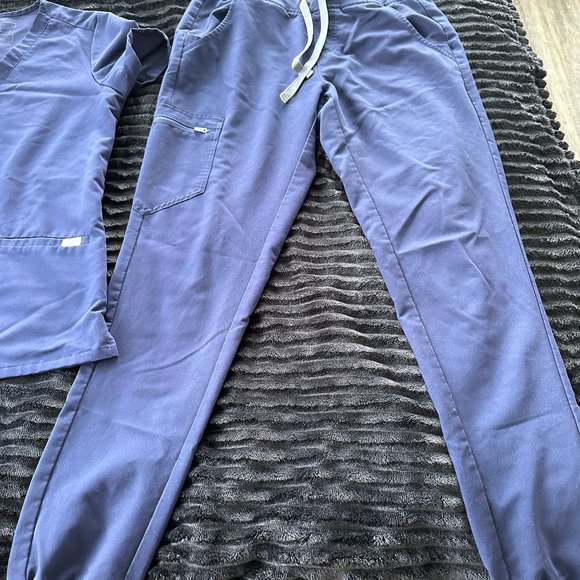 Navy FIGS scrub set | LIGHTLY WORN – like new! | UNBEATABLE PRICE! - Picture 2 of 6